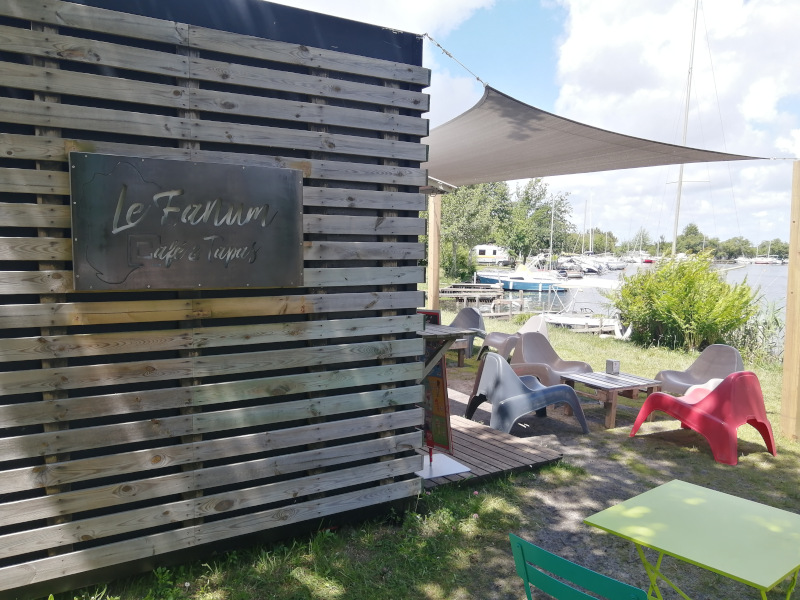 Le Fanum enseigne Terrasse du Restaurant Le Fanum à Sanguinet au bord du lac