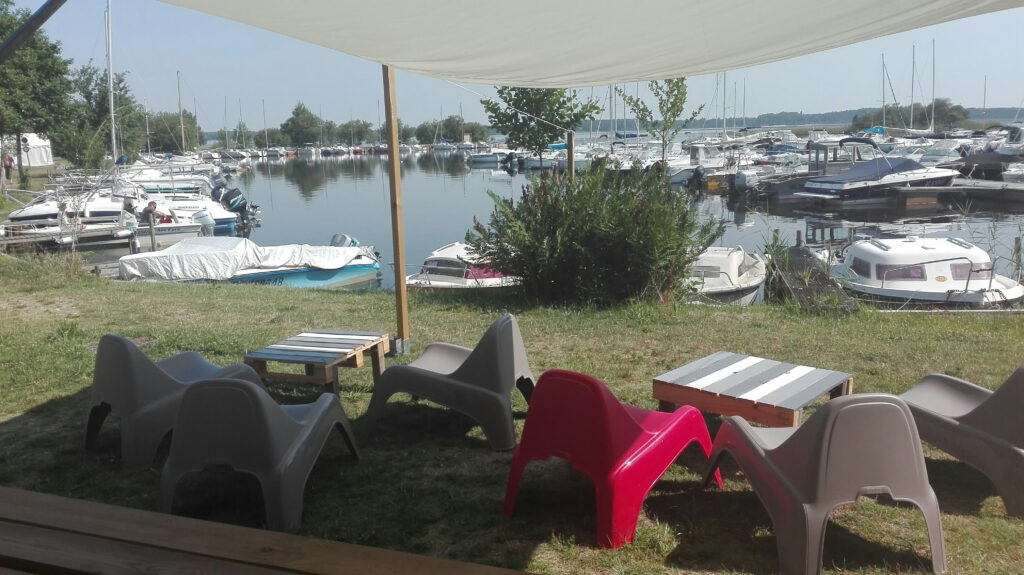 Sièges du Restaurant Le Fanum Terrasse du Restaurant Le Fanum à Sanguinet au bord du lac